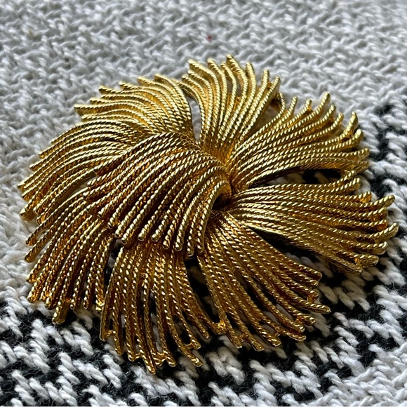 MONET | Vintage 1960's | Huge Cordelia Book Piece Floral Textured Brooch Pin - Picture 8 of 11